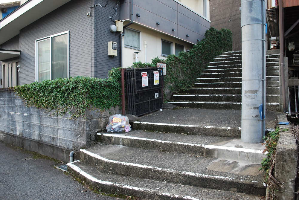 長崎 住宅街の階段路地 ゴミステーション エスペディエンテエスペディエンテ