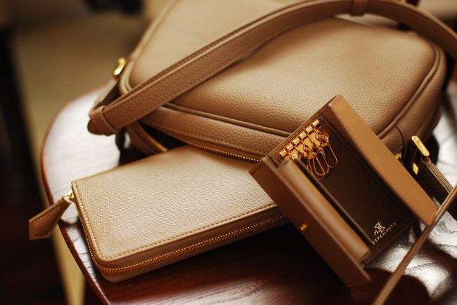 革色トープで品格のある統一感 大人なグレージュカラーのレザーアイテム エスペディエンテエスペディエンテ