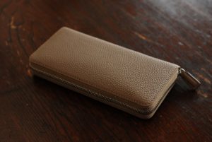 ドイツシュリンク：革色トープ『ラウンドファスナー財布』